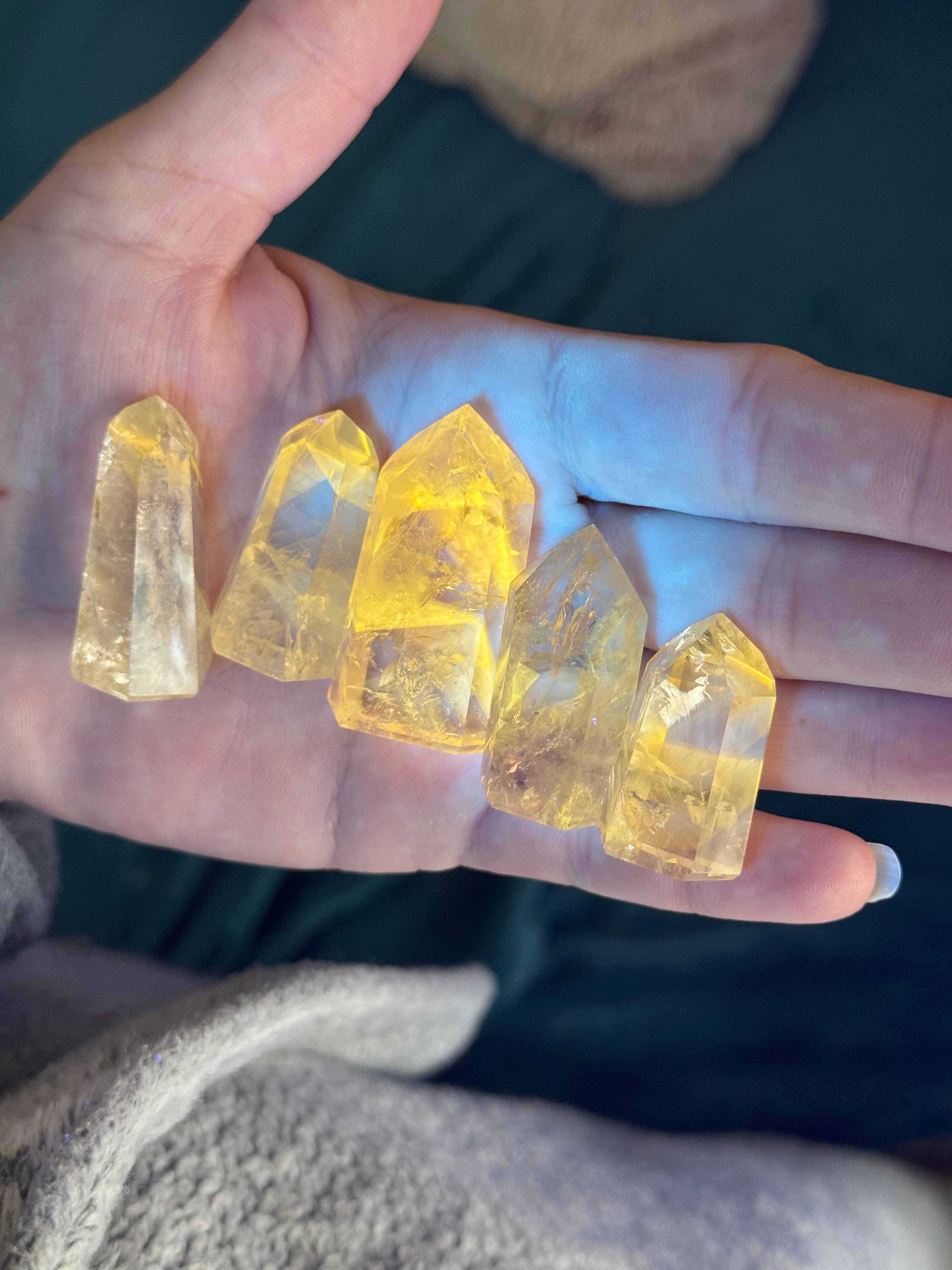 RARE Phantom Powellite UV Reactive Tower Fluorescent Crystal: 16-20 gram Powellite Tower
