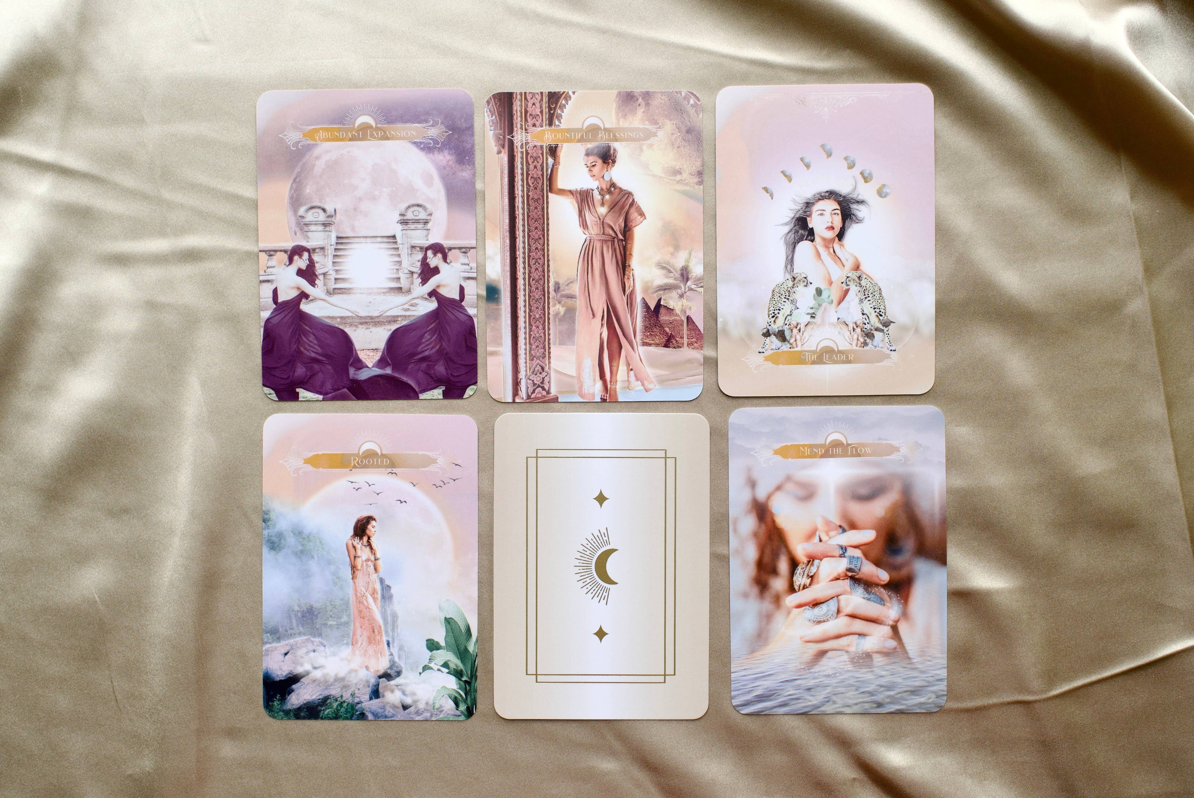 The Wealthy Woman Oracle Deck: 44 Cards and 96 Page Book