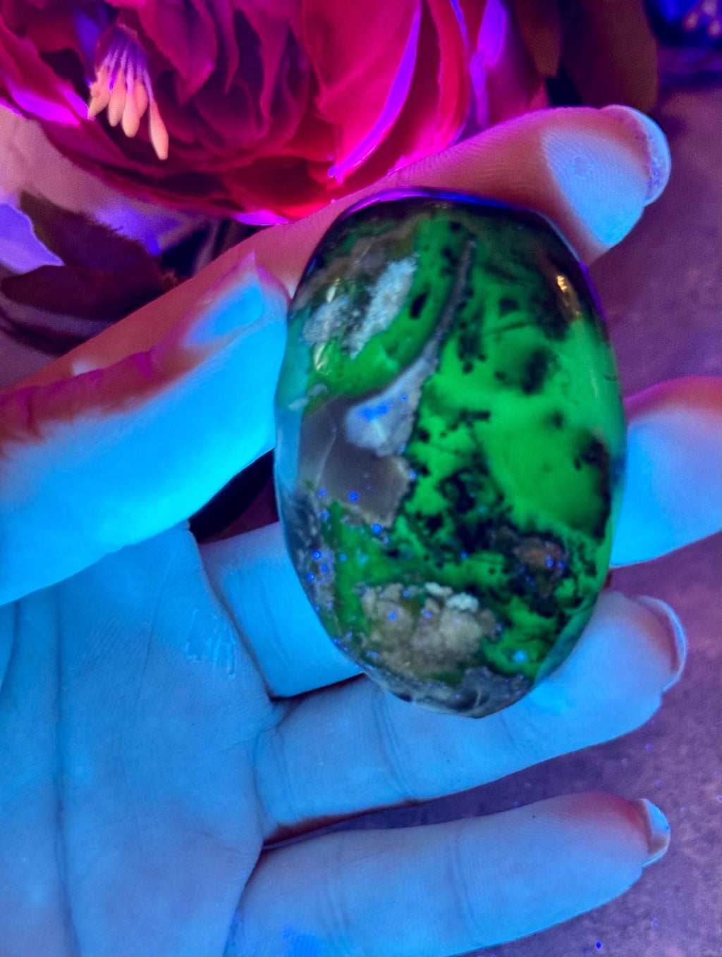 Volcano Agate Palmstones, Green Fluorescent UV Crystals: 25-49 Grams